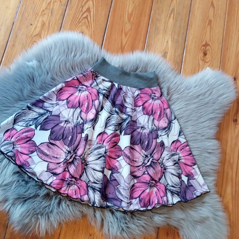 Dívčí letní sukně Květiny silky, vel. 8-10 let