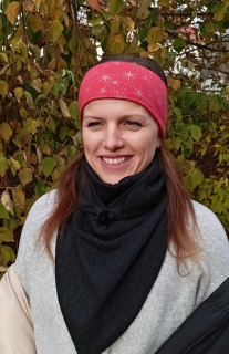 NIKOLEX Oboustranná čelenka barva červená s vločkami, vel. 52/55
